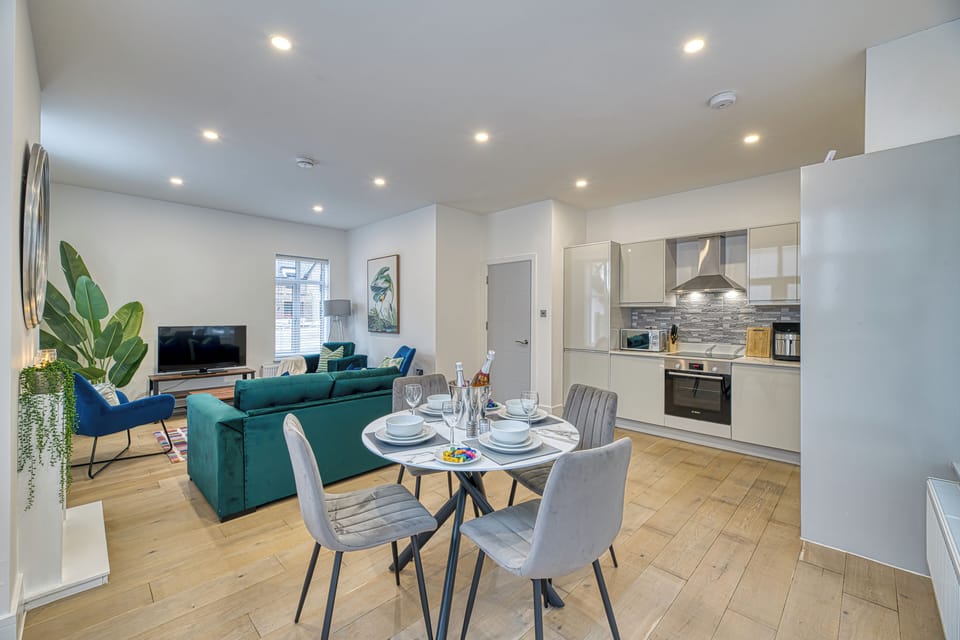 Luxury Cottage, 2 Bedrooms, Non Smoking, Garden View | Living area | Flat-screen TV