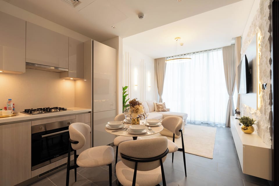 Deluxe Apartment, City View | In-room dining