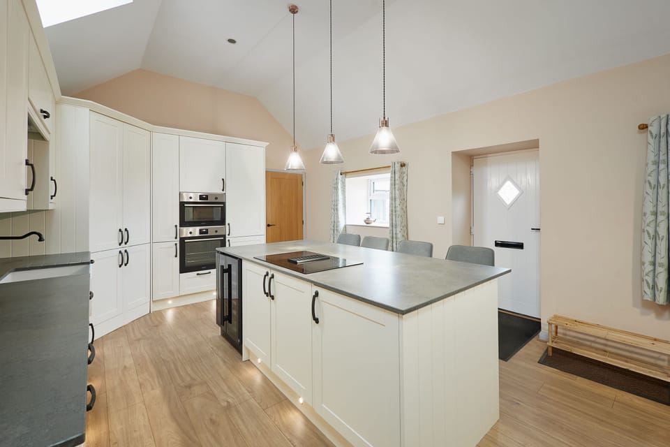 House | 3 bedrooms, desk