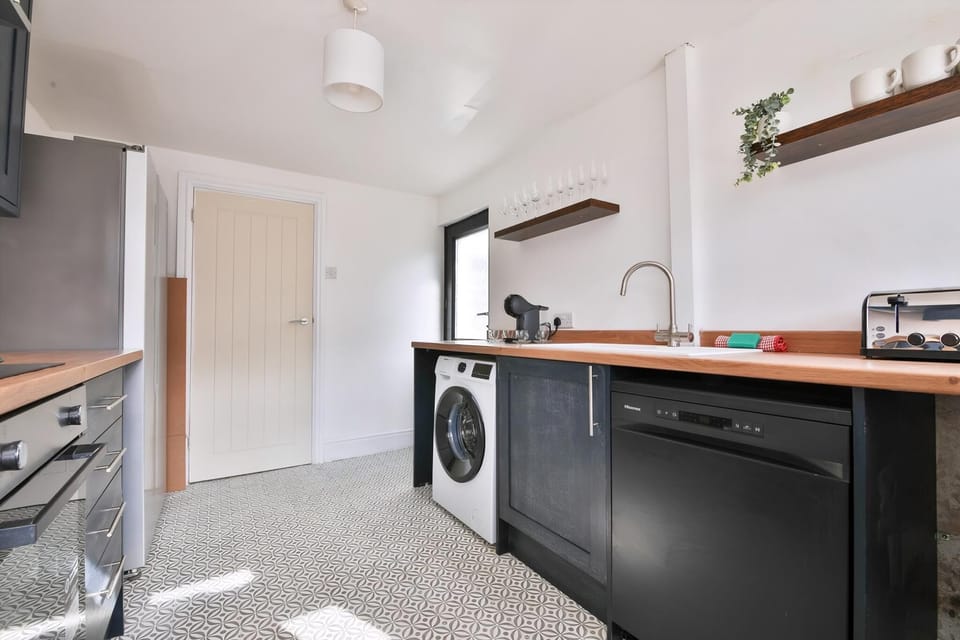 House (Charming 3 Bed Home Near Caerphilly C) | Private kitchen