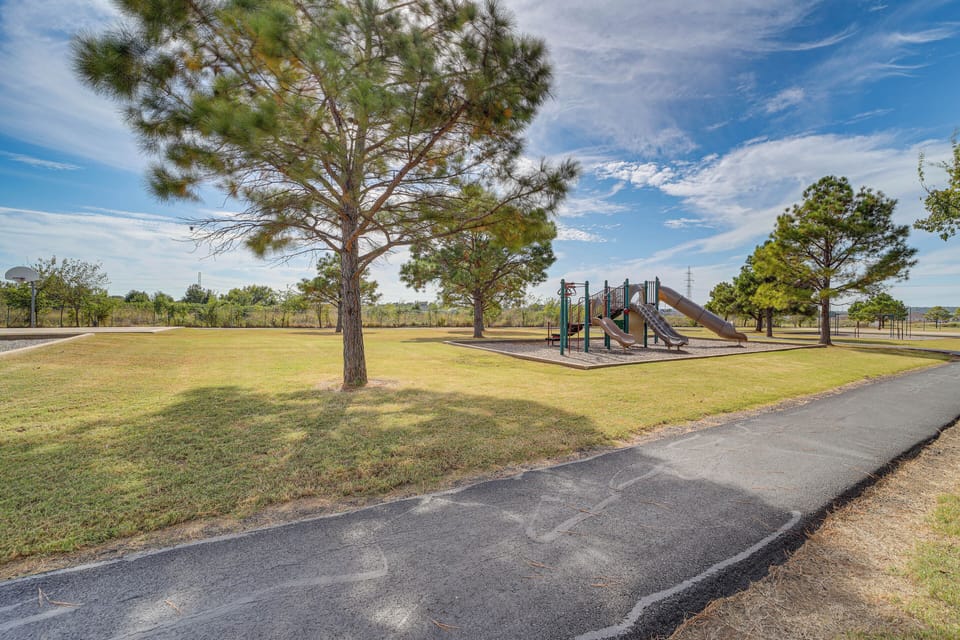 Walk to Park & Pool, Broken Arrow Family Escape! Cottage in Broken Arrow