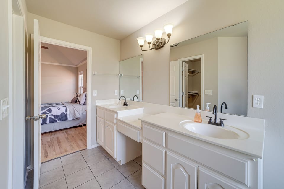 Walk to Park & Pool, Broken Arrow Family Escape! Cottage in Broken Arrow