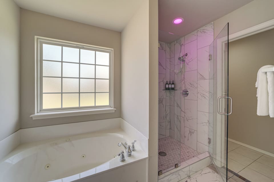 Walk to Park & Pool, Broken Arrow Family Escape! Cottage in Broken Arrow