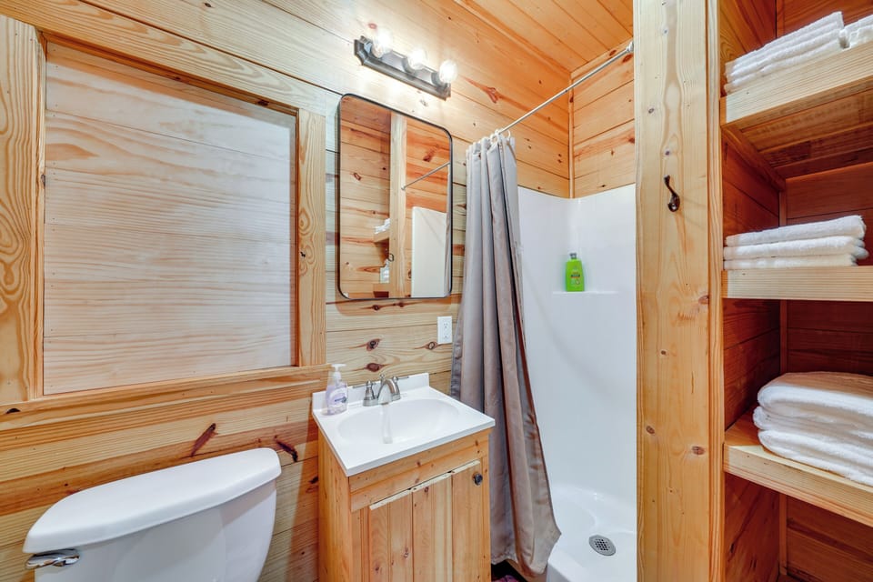 Waterfront Texarkana Cabin: Tranquil Acreage Cottage in Texarkana