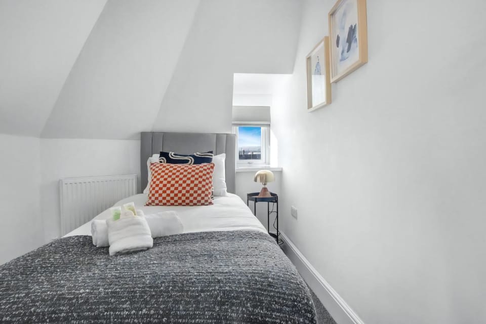 Apartment (Cardiff City Base – Modern 2-Bed Ap) | 2 bedrooms, free WiFi
