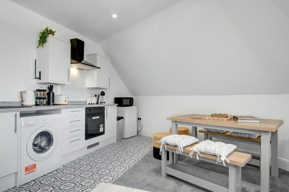 Apartment (Group Getaway – Stylish 2-Bed Cardi) | Dining