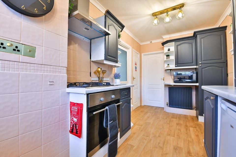 House (Spacious 3 Bed Home with Pool Table) | Private kitchen