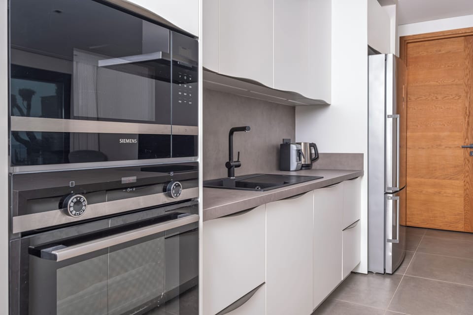 Full-size fridge, microwave, oven, stovetop