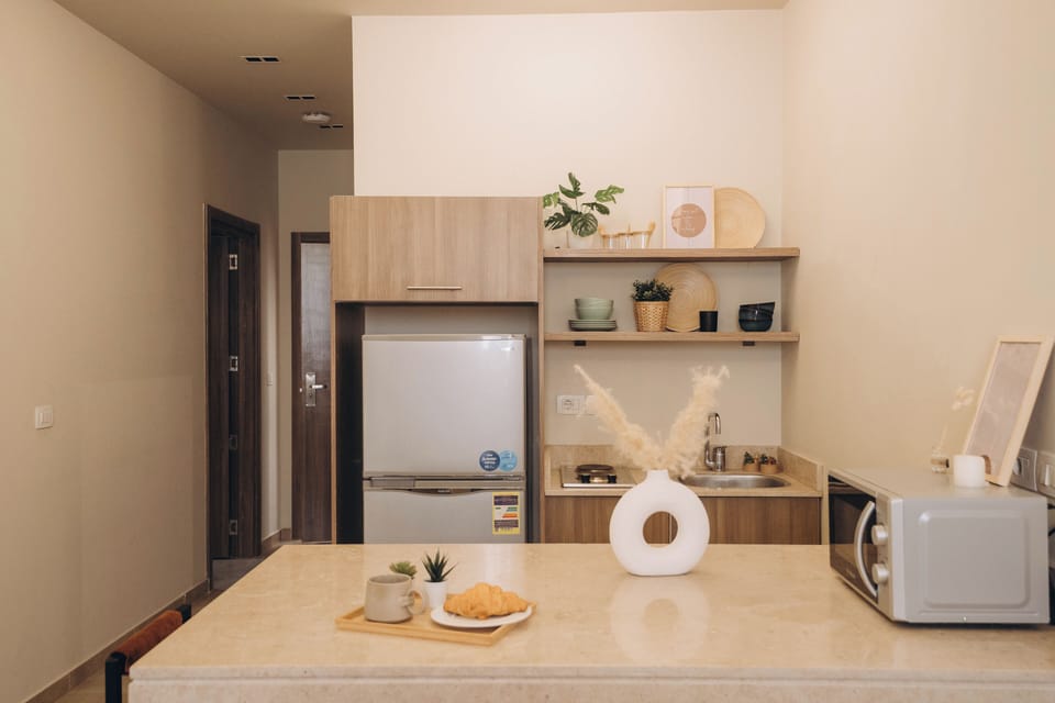 Fridge, microwave, stovetop, cookware/dishes/utensils