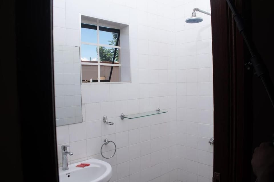 Standard Twin Room | Bathroom | Shower, slippers, towels, soap