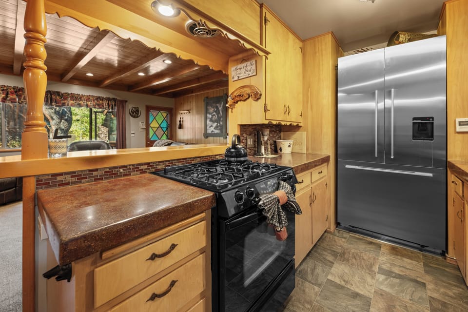 Signature Cabin, 3 Bedrooms, Kitchen, Mountain View | Private kitchen | Coffee/tea maker, fridge, microwave, oven