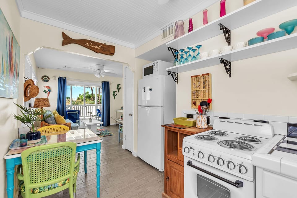 House, 2 Queen Beds (John's Pass-Time Beach Cottage #1) | Private kitchen | Oven, toaster