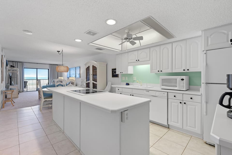 Condo, 1 King Bed (Hacienda del Sol II 213) | Private kitchen | Oven, toaster