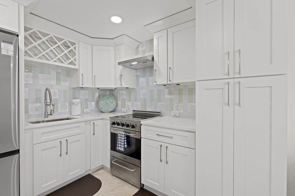 Condo, Multiple Beds (Mariner's Cove 308) | Private kitchen | Oven