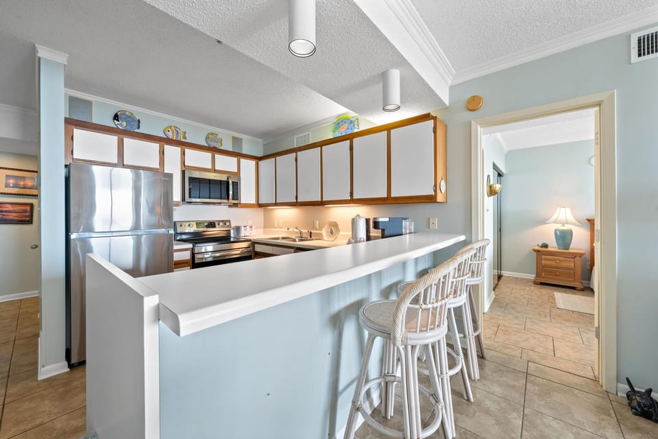 Condo, Multiple Beds (Romar Place 705) | Private kitchen | Oven