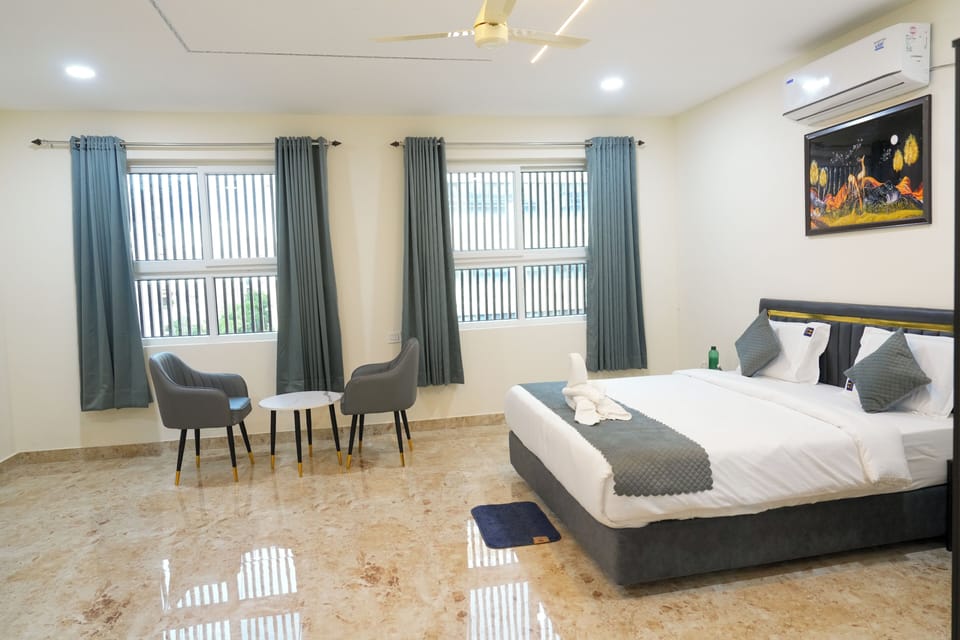Luxury Double Room, City View | In-room safe, desk, laptop workspace, blackout drapes