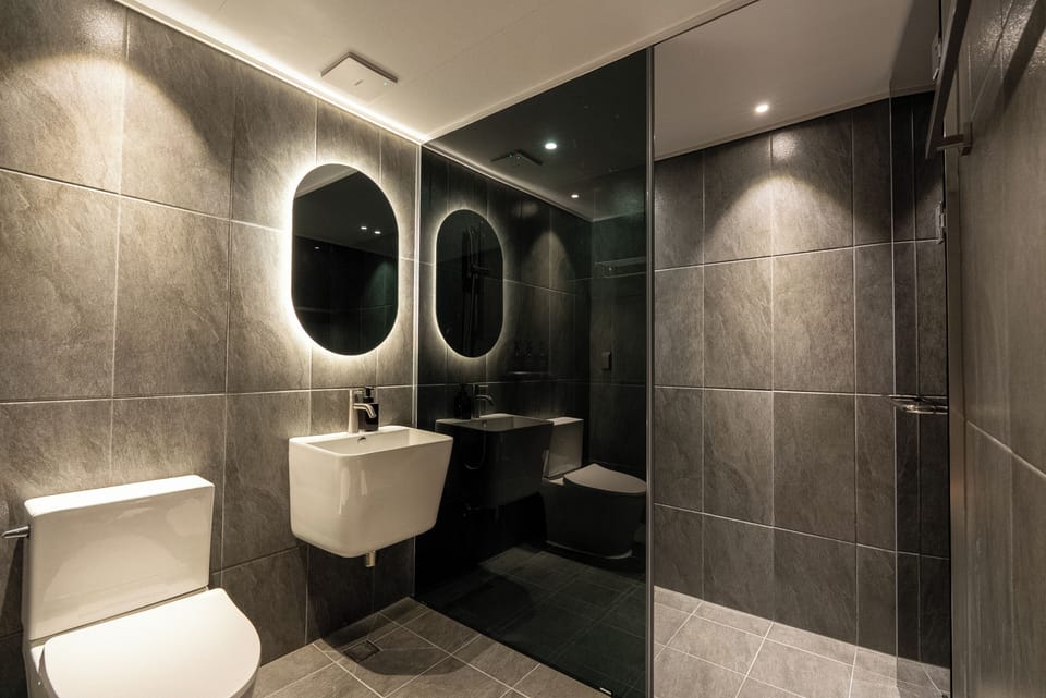 Premier Twin Room | Bathroom | Free toiletries, hair dryer, slippers, heated floors