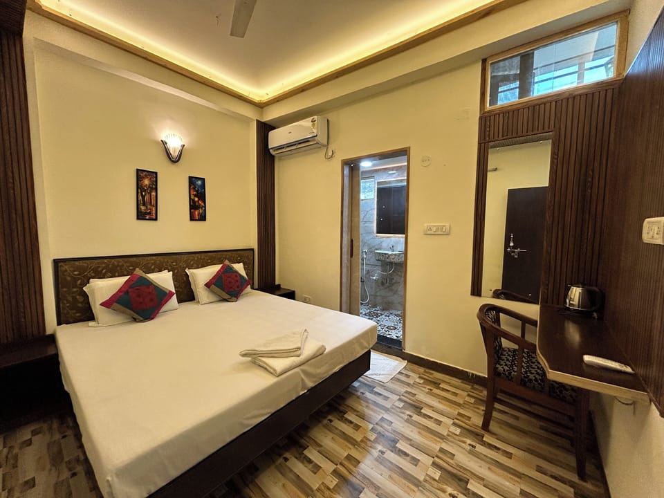 Memory foam beds, desk, laptop workspace, soundproofing