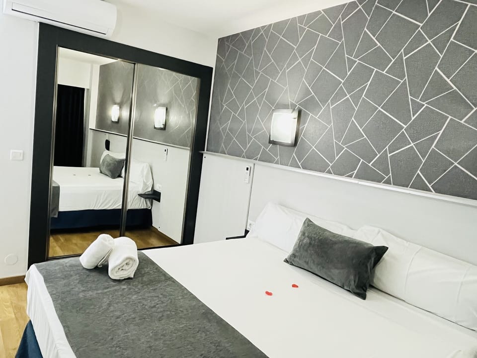 Double Room Single Use, Terrace | Premium bedding, minibar, in-room safe, desk