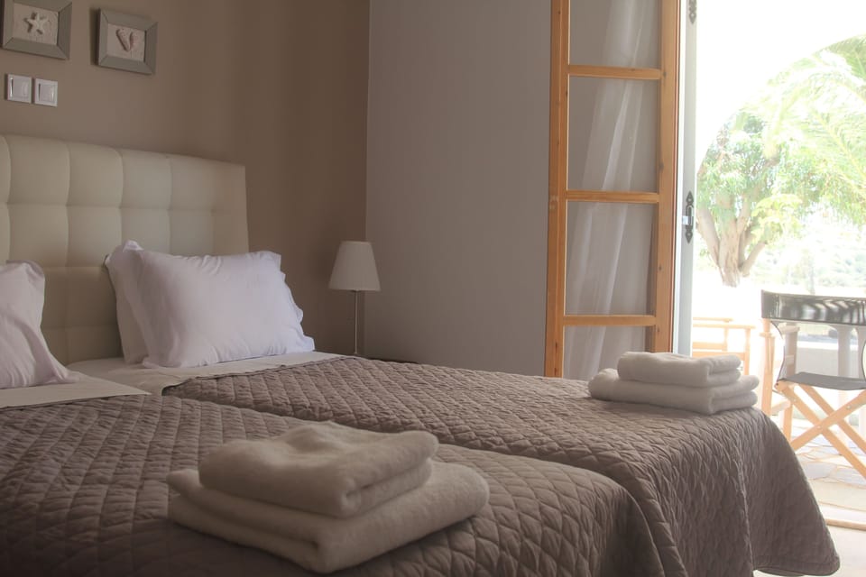 Junior Studio Suite, 1 Double or 2 Twin Beds, Sea View | Living room | TV