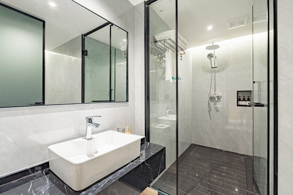 City Suite | Bathroom | Shower, rainfall showerhead, free toiletries, hair dryer