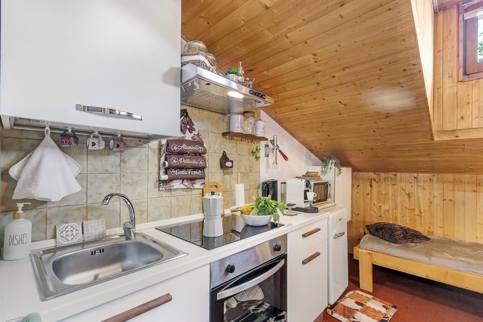 Standard Studio, Mountain View (Studio Valleverde 33B Ski in ski out) | Private kitchenette | Stovetop, coffee/tea maker, electric kettle, toaster