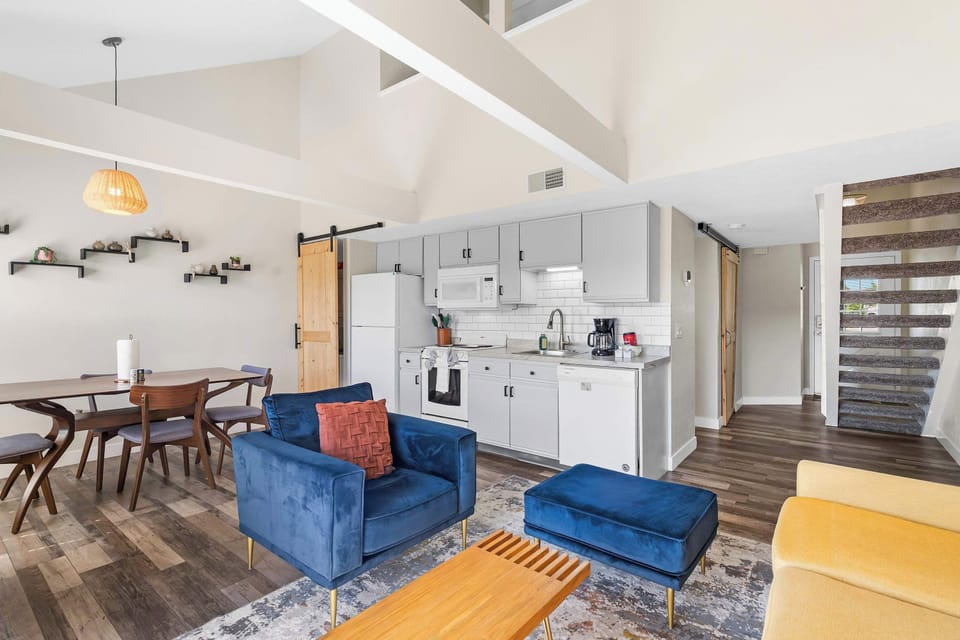 Condo, Multiple Beds, Balcony, Mountain View (Skyview Getaway) | Interior