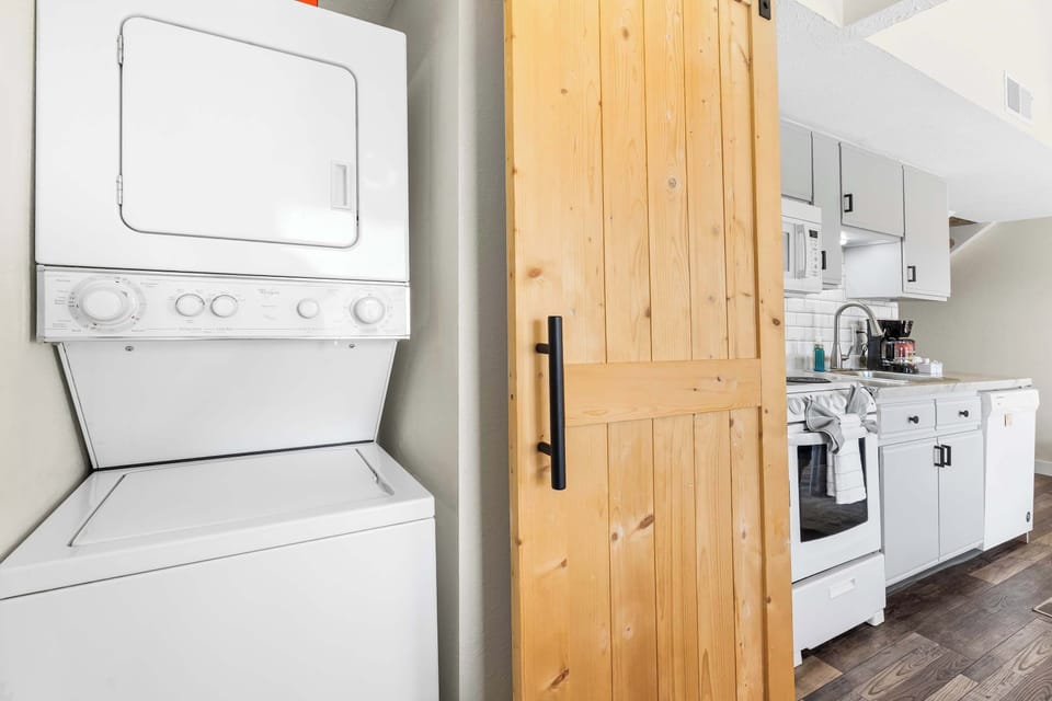 Condo, Multiple Beds, Balcony, Mountain View (Skyview Getaway) | Laundry