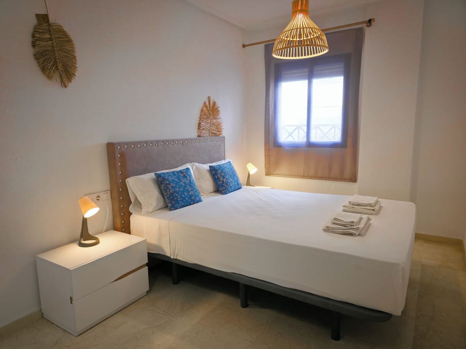 Individually furnished, laptop workspace, free WiFi, bed sheets