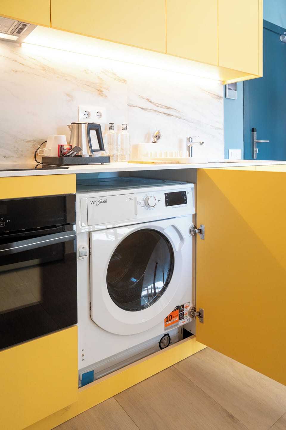 Full-size fridge, microwave, oven, stovetop
