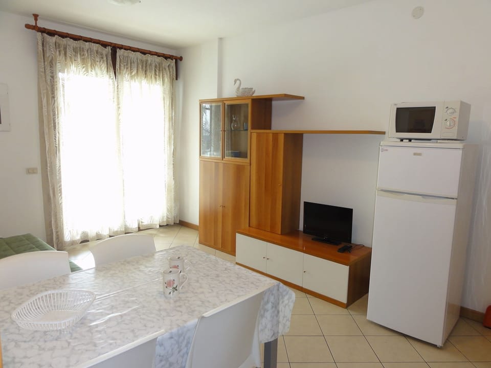 Apartment, 1 Bedroom, Balcony, City View | Dining room