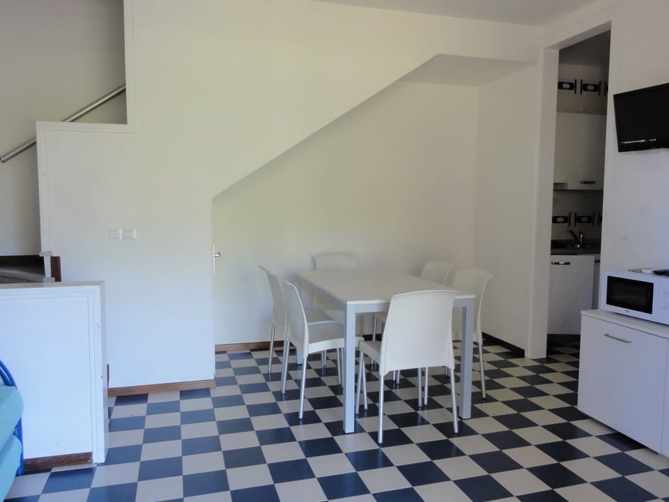 Villa, 3 Bedrooms, Balcony | Dining room