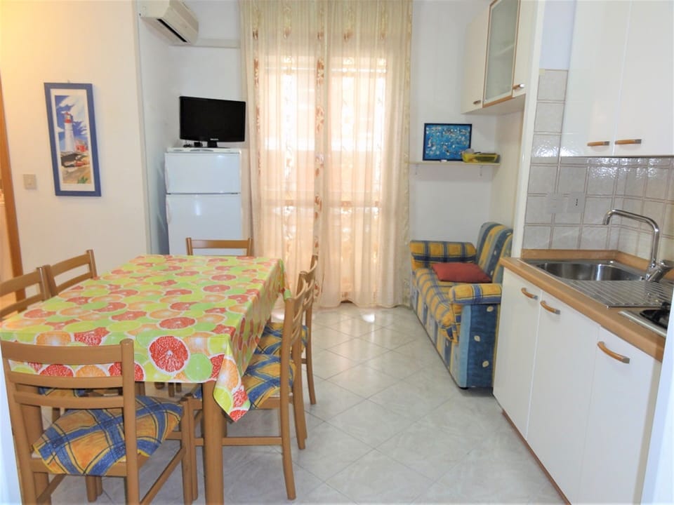 Apartment, 2 Bedrooms, Balcony, City View | Dining room