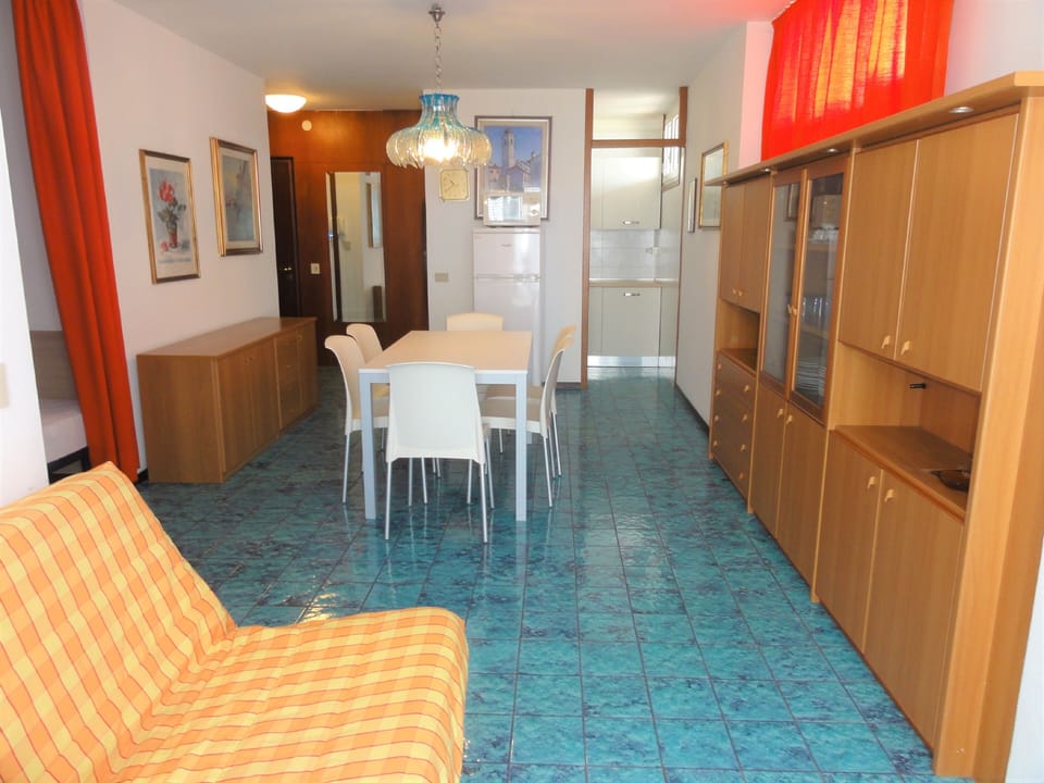Apartment, 1 Bedroom, City View | Dining room