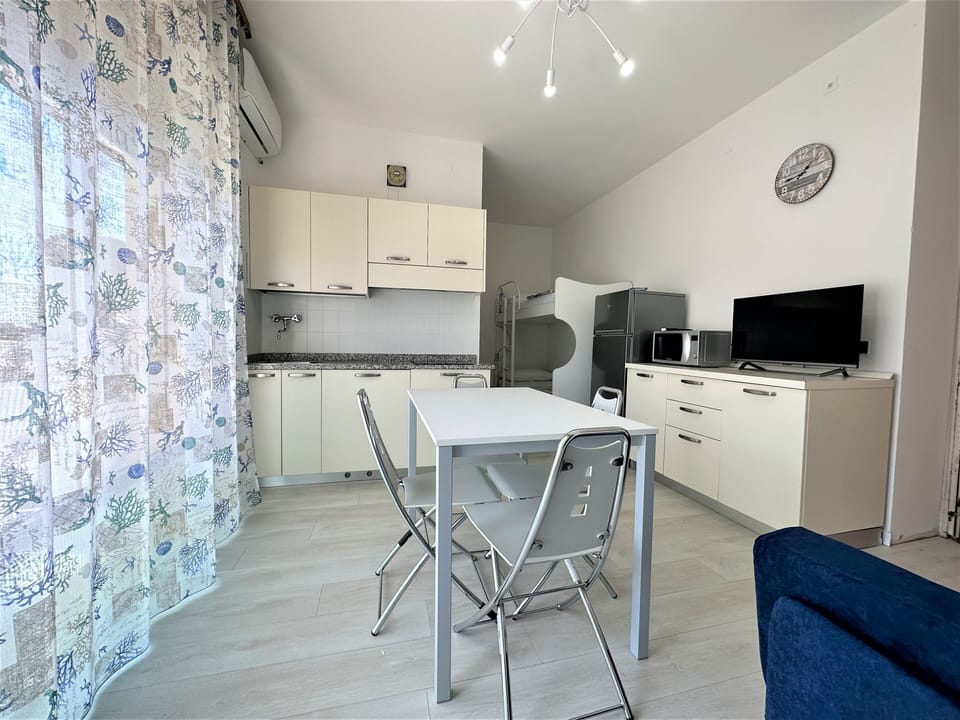 Apartment, 1 Bedroom, Balcony, City View | Interior
