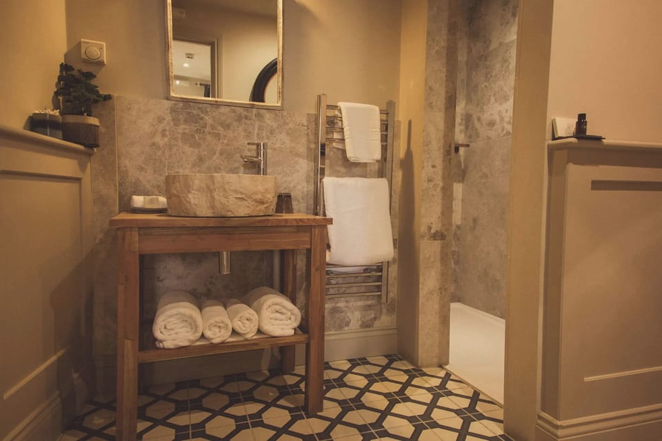 King Suite | Iron/ironing board, free WiFi