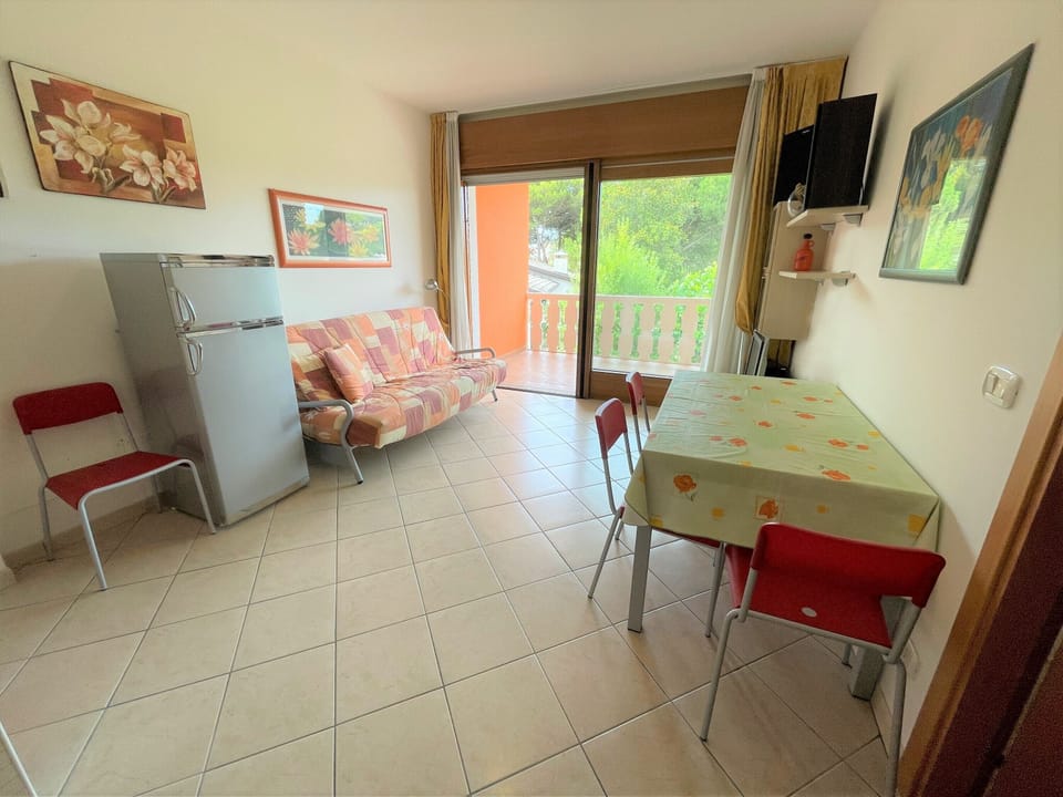 Apartment, 2 Bedrooms, Balcony, City View | Dining room