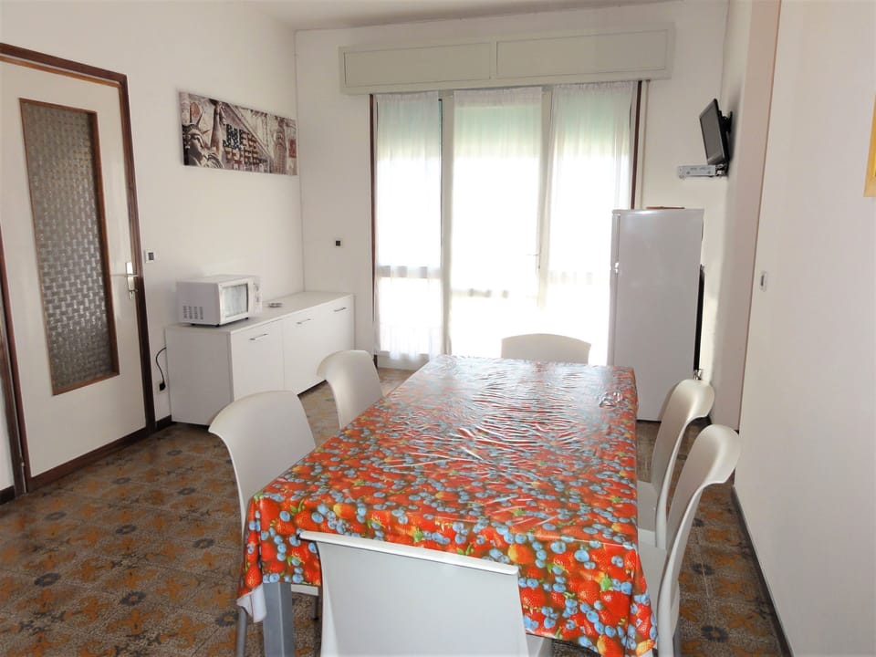 Apartment, 2 Bedrooms, Balcony | Dining room