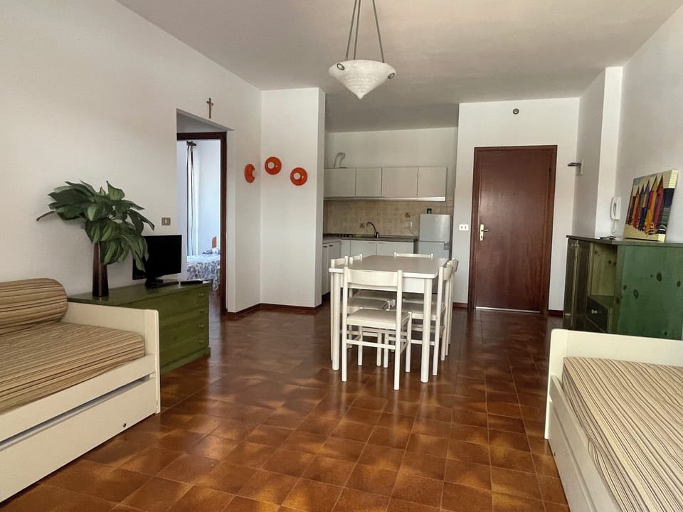 Apartment, 2 Bedrooms, Balcony, City View | Dining room