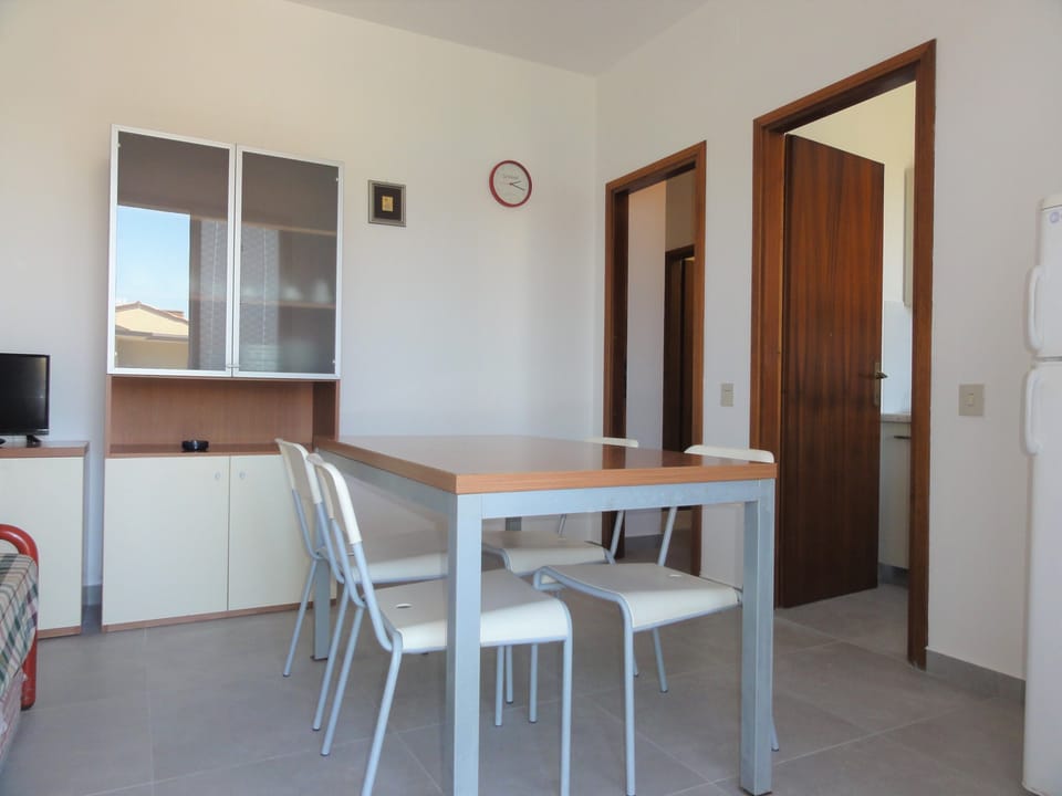 Apartment, 2 Bedrooms, Balcony, Garden View | Dining room