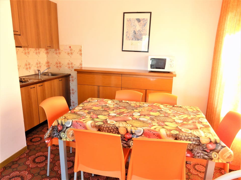 Apartment, 2 Bedrooms, Balcony, Garden View | Dining room