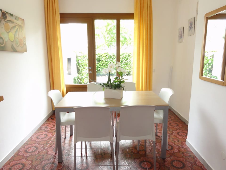 Apartment, 2 Bedrooms, Patio, Garden View | Dining room
