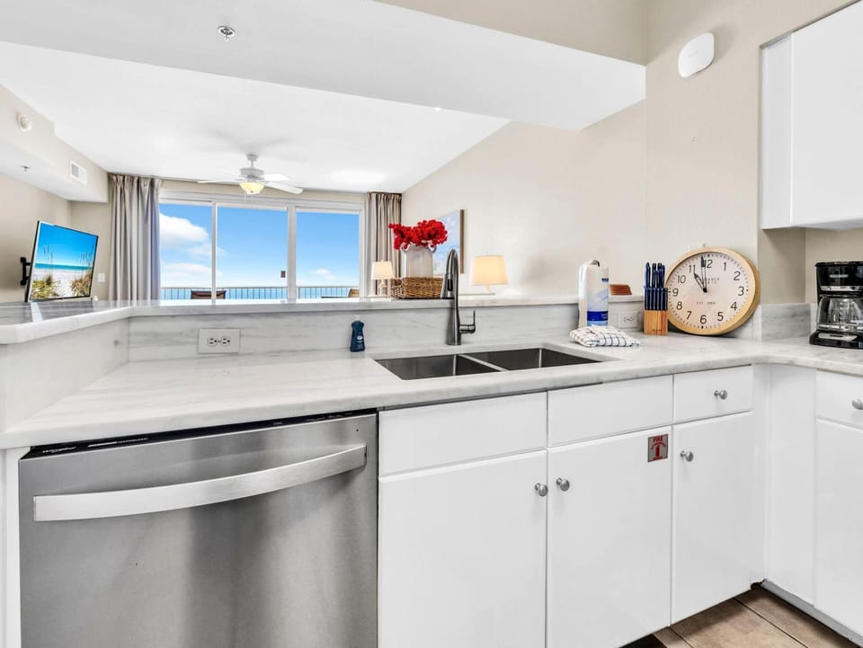 Condo, 1 Queen Bed with Sofa bed (Shores of Panama 1711) | Private kitchen | Oven, toaster