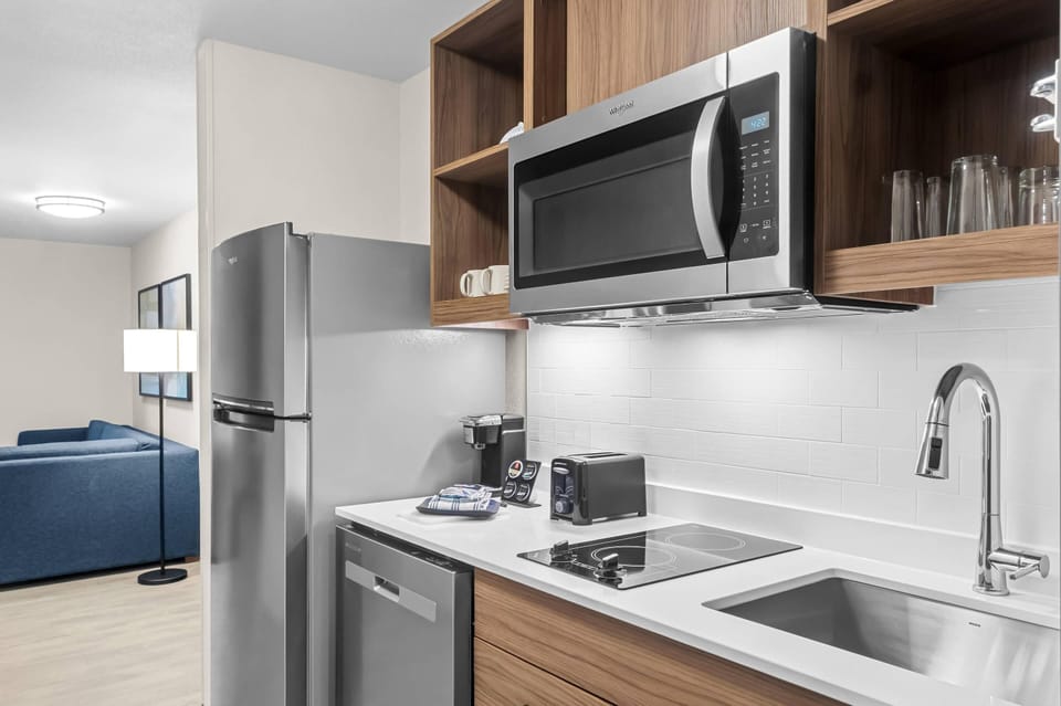 Standard Room, 1 King Bed, Non Smoking | Premium bedding, down comforters, pillowtop beds, desk