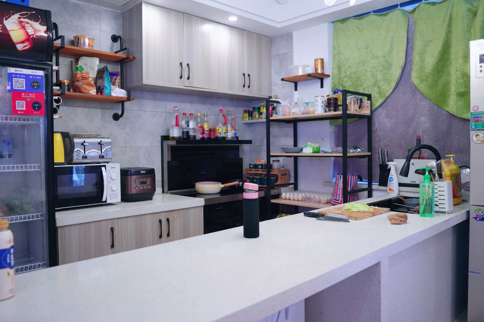 Full-size fridge, microwave, oven, stovetop