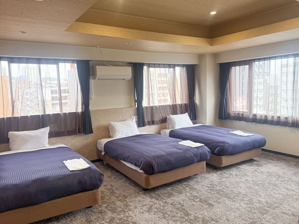 Triple Room, Non Smoking | Desk, WiFi (free)