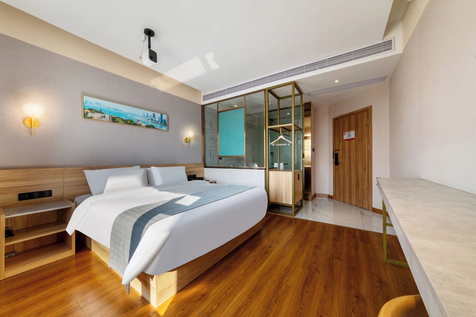 Free minibar, desk, free WiFi