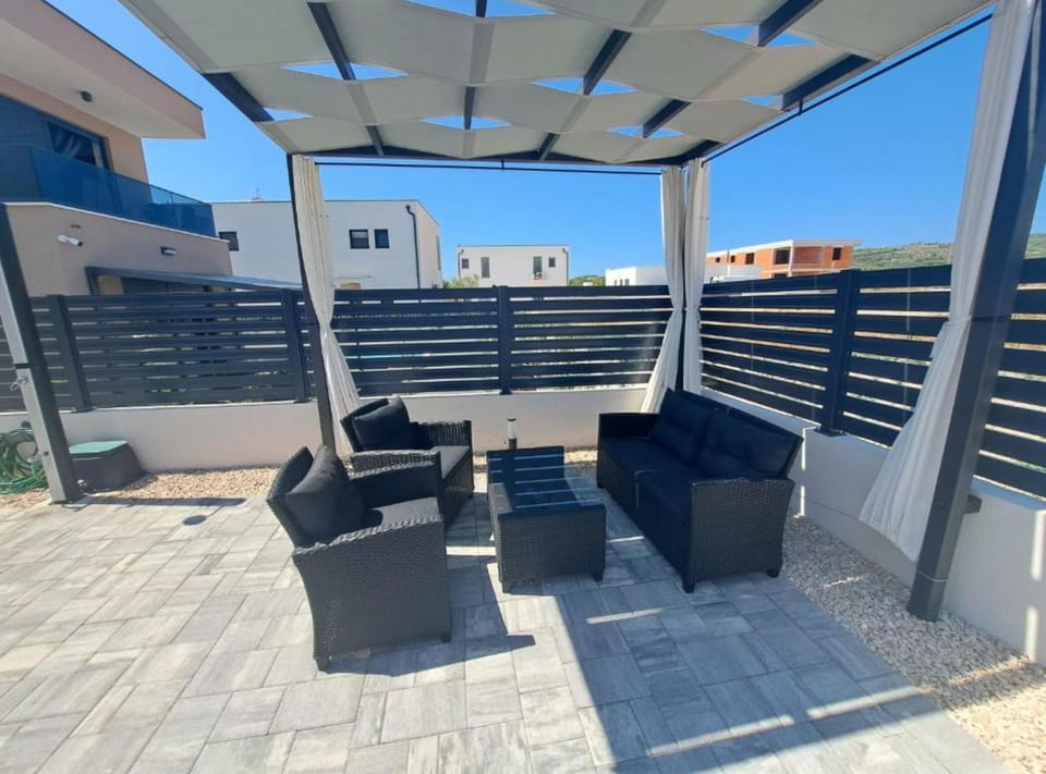 Villa (Villa With Pool) | Balcony