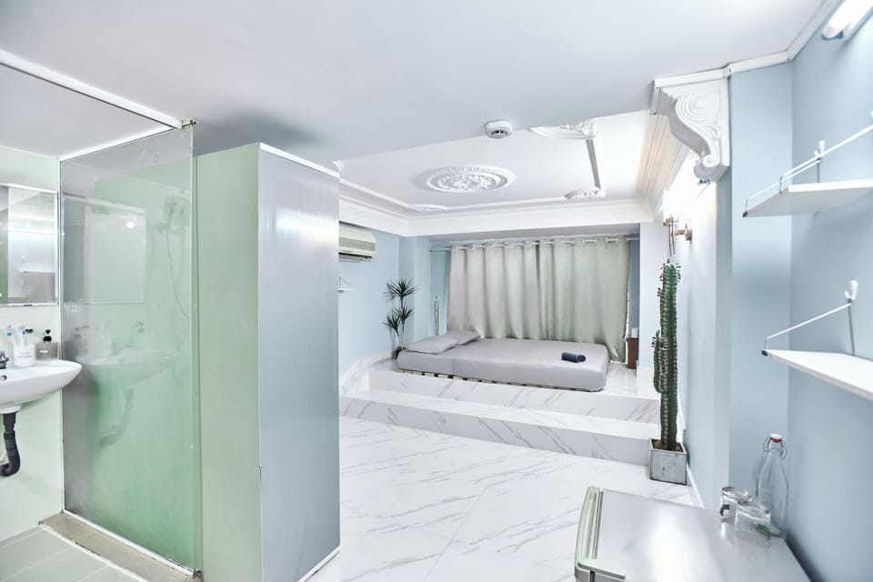 Deluxe Studio, City View | Desk, free WiFi