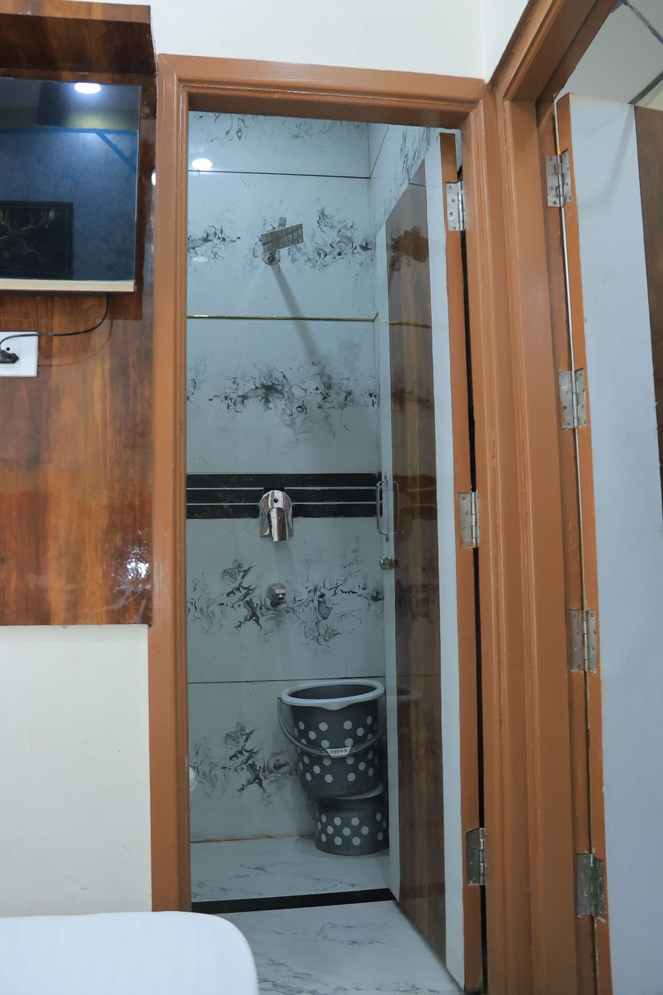 Family Room | Bathroom | Shower, towels, soap